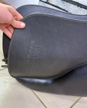 Load image into Gallery viewer, 18” XW/Changeable Gullet Wintec 2000 GP Saddle - Black