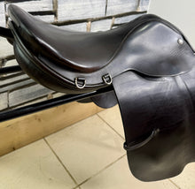 Load image into Gallery viewer, 17” Medium Morris &amp; Nolan Close Contact Jumping Saddle - Brown