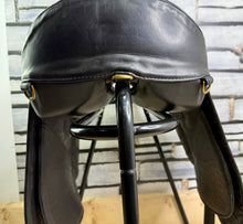 Load image into Gallery viewer, 17” Original Heather Moffat Nursey Fhoenix VSD/Dressage Saddle - Black