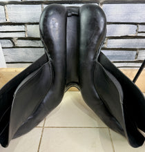 Load image into Gallery viewer, 18” Wide Jeffries Falcon Hawk Event Saddle - Black