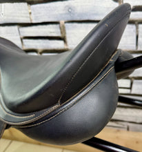 Load image into Gallery viewer, 17 1/2” MW/Changeable Gullet Wintec GP Saddle - Black - Lightweight
