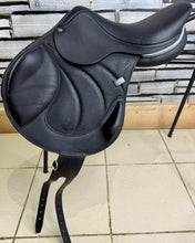 Load image into Gallery viewer, 16 1/2” MW Antares Connexion Monoflap Pony Jump Saddle - Black - Medium Wide