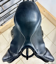 Load image into Gallery viewer, 17 1/2” MW/Wide Whitaker Venice Jump Saddle - Black