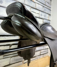 Load image into Gallery viewer, 17 1/2” Medium Albion Kontrol Forward Flap Jump Saddle - Brown