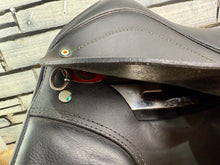 Load image into Gallery viewer, 16 1/2” MW Farrington Centreline Dressage Saddle - Black