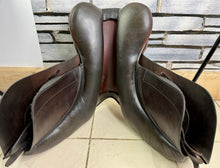 Load image into Gallery viewer, 17” Wide Hampton Grandee Jump/GP Saddle - Brown