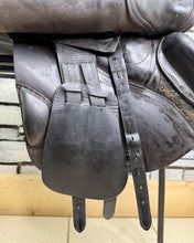 Load image into Gallery viewer, 17 1/2” Medium Albion Kontrol Forward Flap Jump Saddle - Brown