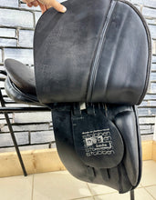 Load image into Gallery viewer, 18” Medium Stubben Scandica VSD Saddle - Black