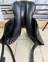 Load image into Gallery viewer, 18” MW Albion Kontact Monoflap Jump Saddle - Black - Moveable Blocks