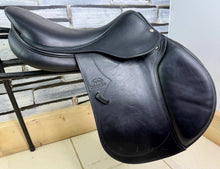 Load image into Gallery viewer, 17 1/2” MW Devoucoux Socca Jump Saddle - Black