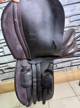 Load image into Gallery viewer, 17 1/2” XW Kruger WH/VSD Working Hunter Cob Saddle -Brown- Extra Wide 4xStraps