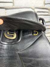 Load image into Gallery viewer, 17” Original Heather Moffat Nursey Fhoenix VSD/Dressage Saddle - Black