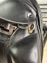 Load image into Gallery viewer, 17 1/2” Medium Heritage Yin-Yang Dressage Saddle - Black