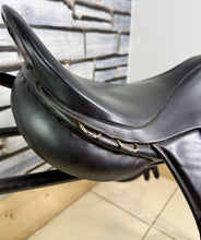 Load image into Gallery viewer, 17 1/2” XW M&amp;J Saddlery English GP Cob Saddle - Black