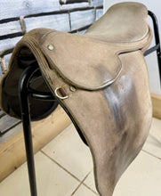 Load image into Gallery viewer, 16 1/2” MW Orion/Ideal Show Saddle - Brown - Reverse Hide - Close Contact