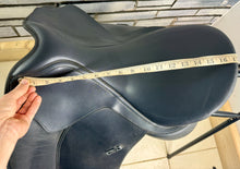 Load image into Gallery viewer, 17” M/Changeable Gullet Wintec 500 Dressage Saddle - Black