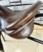 Load image into Gallery viewer, 18” Wide Quattro Jump Saddle - Brown