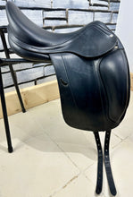 Load image into Gallery viewer, 17 1/2” Wide +2 Equipe Emporio Monoflap 2018 Dressage Saddle - Black