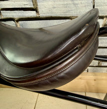 Load image into Gallery viewer, 17” Medium Morris &amp; Nolan Close Contact Jumping Saddle - Brown