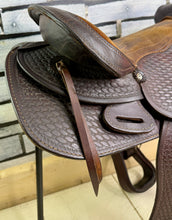 Load image into Gallery viewer, 15” Western Saddle, K&amp;B Saddlery, Iowa -Round Skirt- SQB - Brown