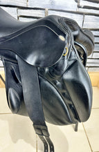 Load image into Gallery viewer, 16 1/2” Wide  Kentaur Eventer I Monoflap Jump/XC Saddle - Black