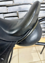 Load image into Gallery viewer, 17” MW Sue Carson Kestrel Monoflap Dressage Saddle - Black