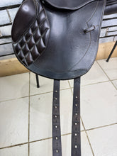Load image into Gallery viewer, 16 1/2” MW Harry Dabbs Future Monoflap Jump Saddle - Shoulder Free - Brown