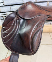 Load image into Gallery viewer, 17 1/2” Wide Paramount Monoflap Jump Saddle - Brown