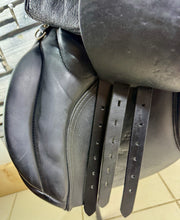 Load image into Gallery viewer, 18” Wide Jeffries Falcon Hawk Event Saddle - Black