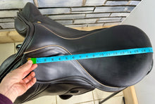 Load image into Gallery viewer, 17 1/2” MN Kruger MonoFlap Jump Saddle - Brown - High Wither - Jumping/XC - TB ROR