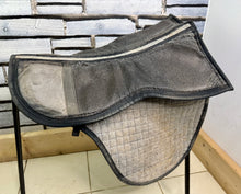 Load image into Gallery viewer, Size 2 Barefoot Cheyenne Treeless Leather GP Saddle - with Pads &amp; Girth - Black - Cob