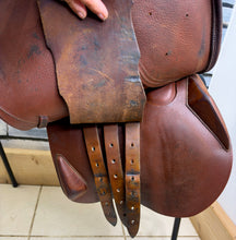Load image into Gallery viewer, 17 1/2” Medium-MW Devoucoux Biarritz Double Flap Jump Saddle - Brown/Tan