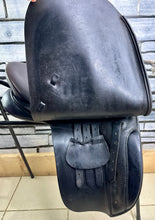 Load image into Gallery viewer, 17 1/2” XW Black Country WH/Show Saddle - Dark Havana