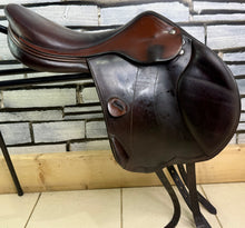 Load image into Gallery viewer, 17” MW Amerigo Vega Monoflap Jump Saddle - Brown