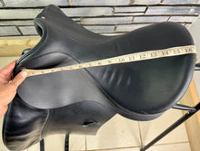 Load image into Gallery viewer, 16 1/2” MW Farrington Centreline Dressage Saddle - Black