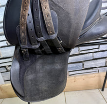 Load image into Gallery viewer, 16 1/2” XW/Changeable Gullet Wintec Wide Cob GP Saddle - Black - Flocked - 4 Strap