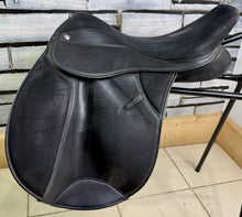 Load image into Gallery viewer, 17” XW Thorowgood Griffin Cob GP Saddle - Black - Extra Wide - Flat Tree - 4 Straps