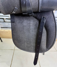Load image into Gallery viewer, 17” 3XW/Changeable Gullet Wintec Wide Cob GP Saddle - Black