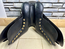 Load image into Gallery viewer, 17 1/2” XW Black Country WH/Show Saddle - Dark Havana