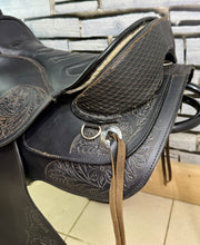 Load image into Gallery viewer, 16” Treeless Leather Western Saddle - Fit Any Width - Black