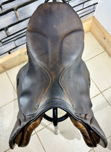 Load image into Gallery viewer, 17 1/2” MN (Fit 27) Stubben Siegfried CS Biomex Jump Saddle - Brown