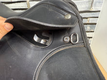Load image into Gallery viewer, 17 1/2” Wide/Changeable Gullet Wintec 500 GP Saddle - Black