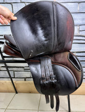 Load image into Gallery viewer, 17” Medium/Changeable Gullet Bates Caprilli Jump Saddle - Brown