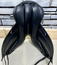 Load image into Gallery viewer, 17 1/2” Wide +2 Equipe Emporio Monoflap 2018 Dressage Saddle - Black