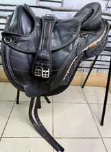 Load image into Gallery viewer, Size 2 Barefoot Cheyenne Treeless Leather GP Saddle - with Pads &amp; Girth - Black - Cob