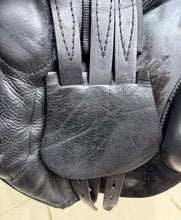 Load image into Gallery viewer, 17 1/2” Wide Black Country Ricochet High Wither Jump Saddle - Black