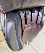 Load image into Gallery viewer, 17” Wide Hampton Grandee Jump/GP Saddle - Brown