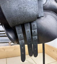Load image into Gallery viewer, 17 1/2” MW Albion K2 Jump Saddle - Black