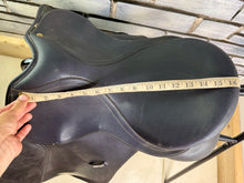 Load image into Gallery viewer, 16 1/2” XW/Changeable Gullet Wintec Wide Cob GP Saddle - Black - Flocked - 4 Strap
