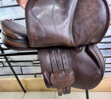 Load image into Gallery viewer, 17” +1 (MW) Equipe Synergy Jump Saddle - Brown - Double Flap